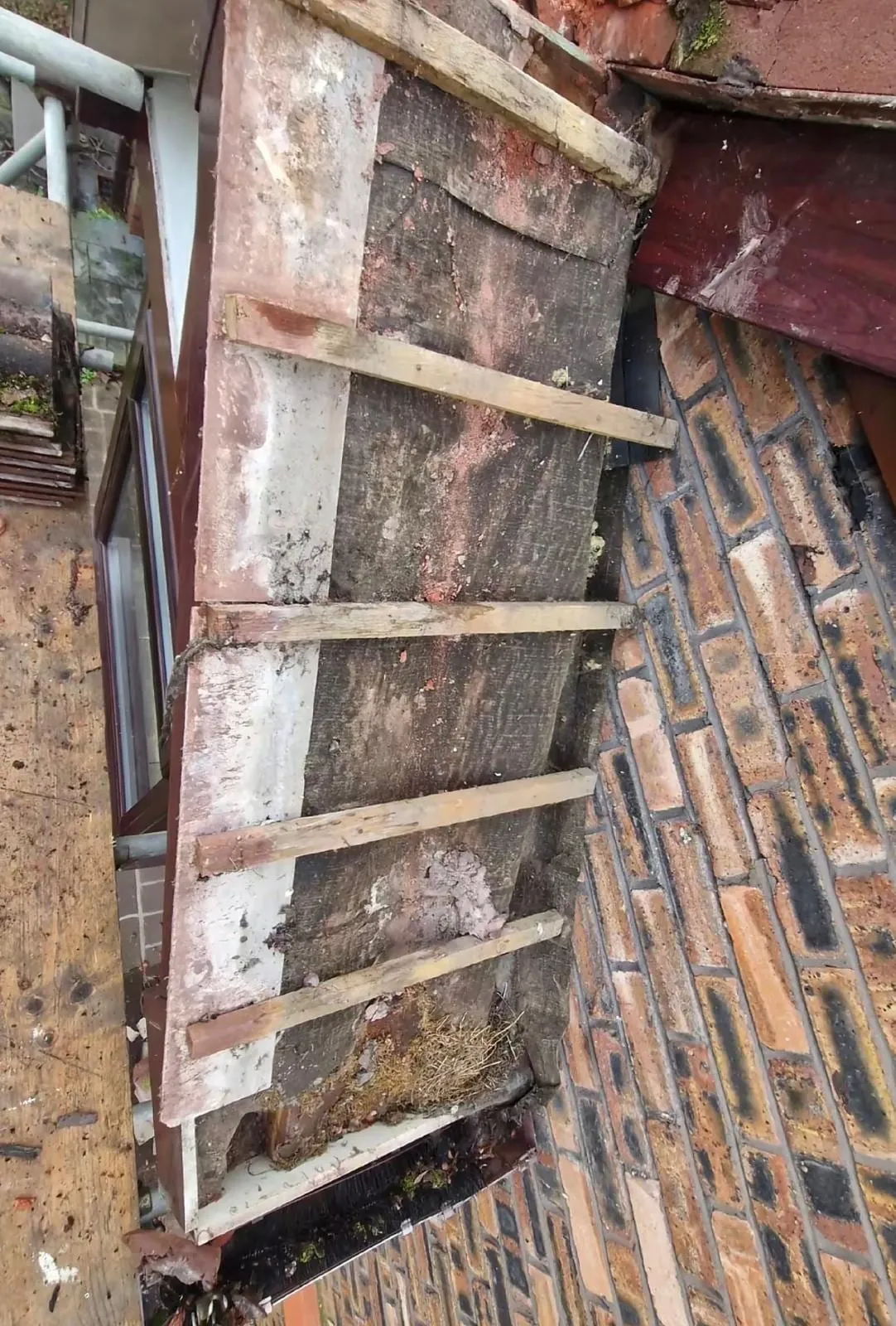 Timber battens at a brick abutment before the flashing goes on
