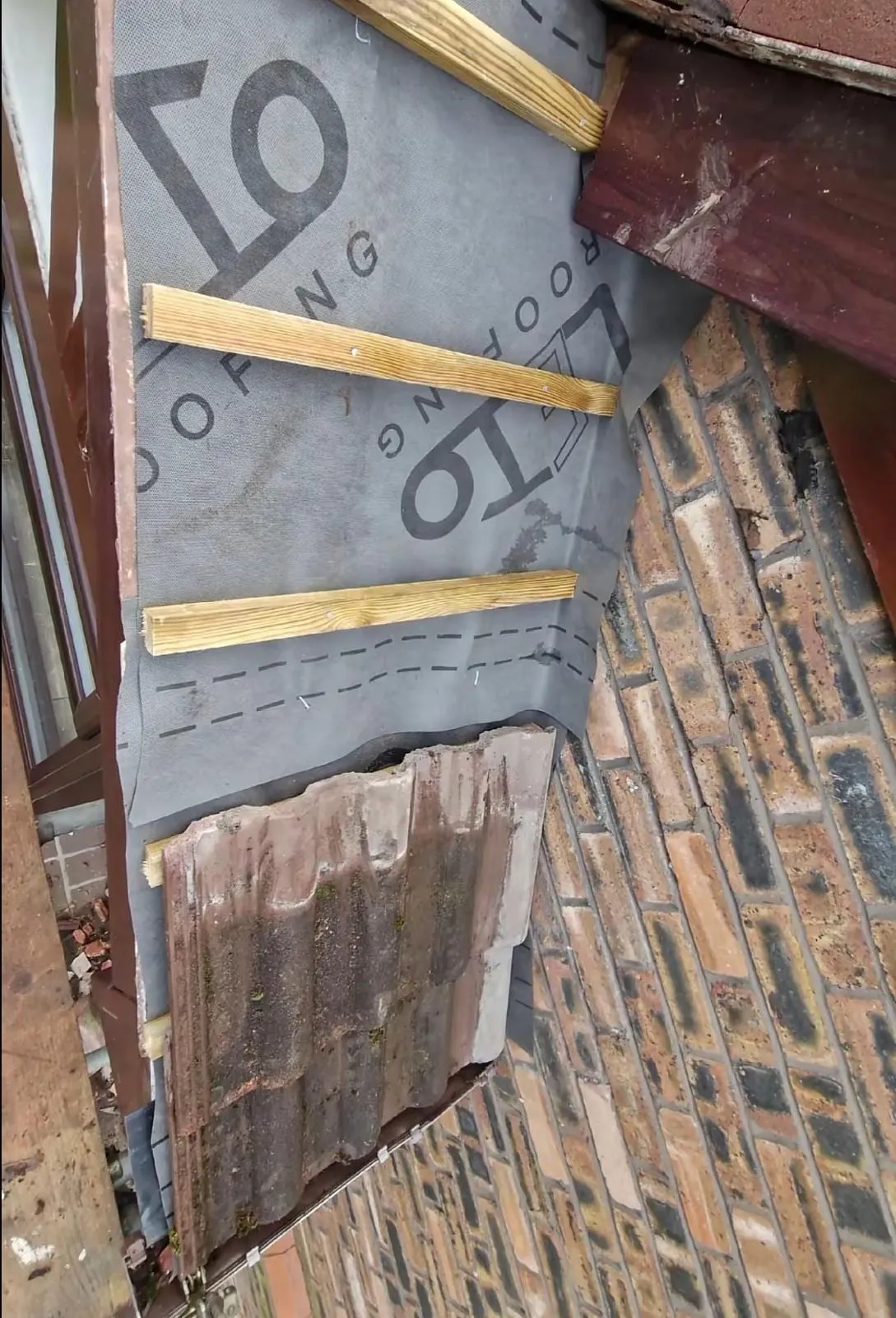 Breathable membrane and treated battens fixed beside a brick wall